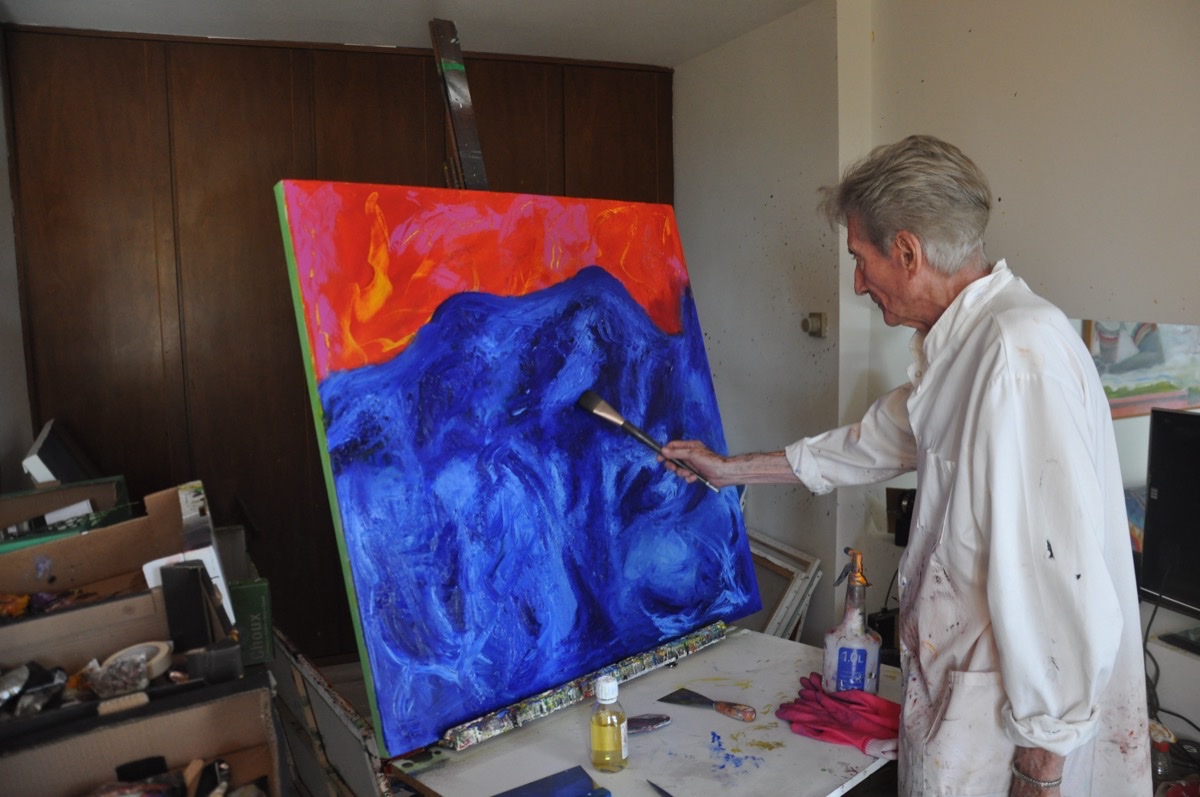 Robert Platania travaillant dans son atelier